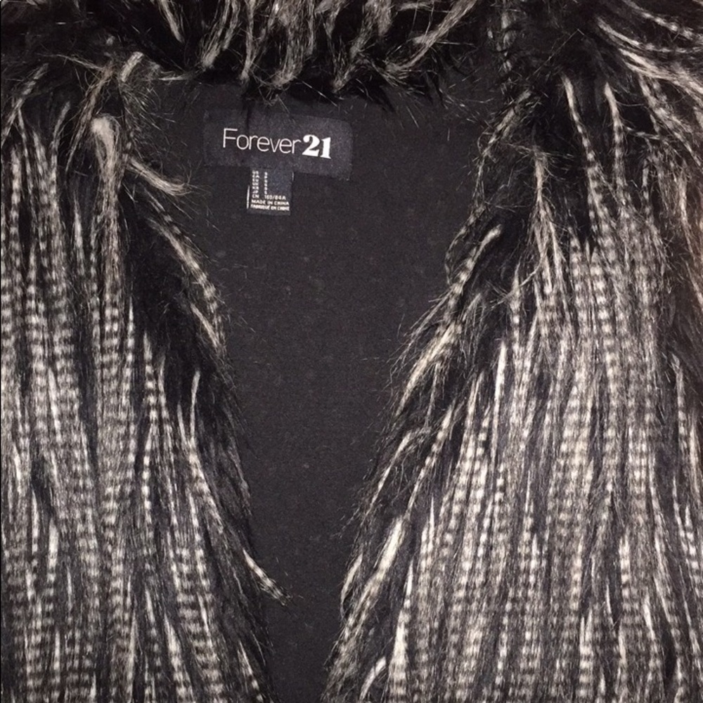 Black faux fur vest!! 🖤 - Picture 2 of 3